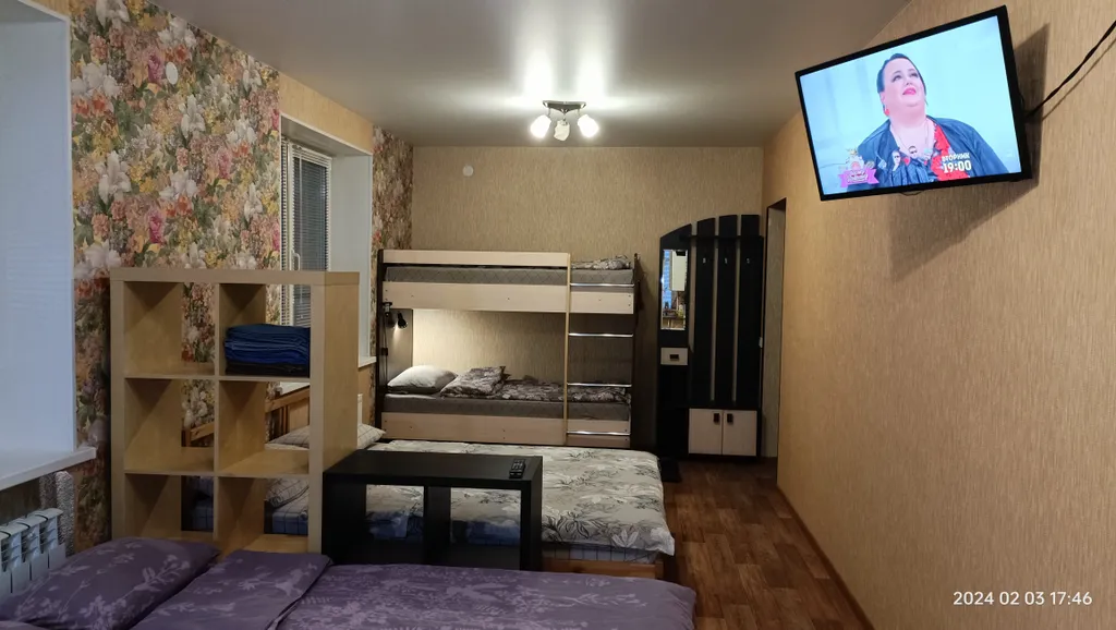 Большая студия для дружной компании с видом на сквер с белочками