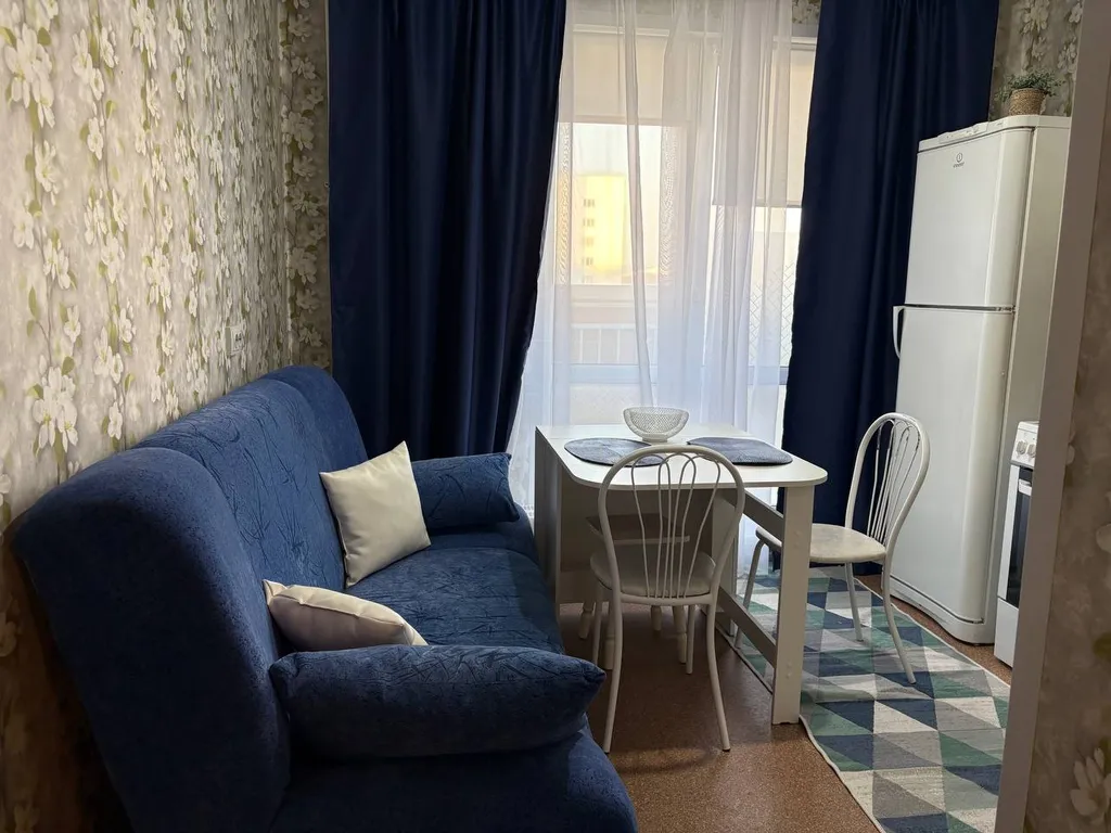 Квартира напротив Ледового дворца и областной больницы .