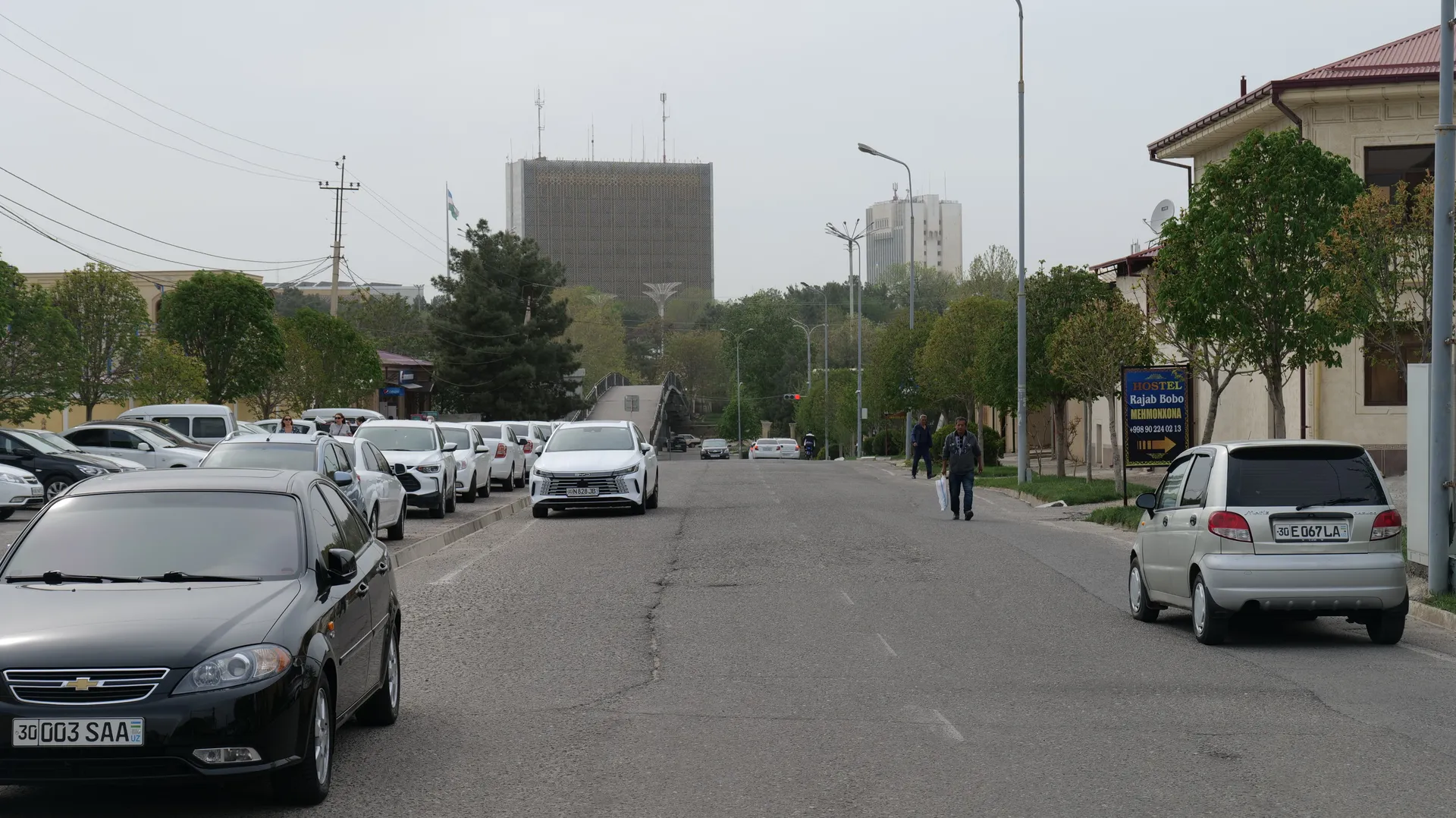 Вид на улицу по дороге к дому (от направления прибытия)
