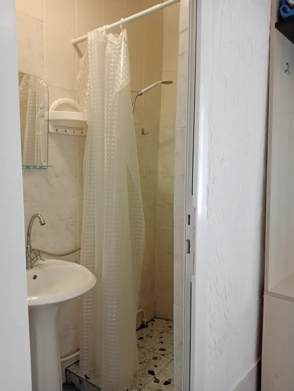 Отдельный трехместый домик с кухней -беседкой