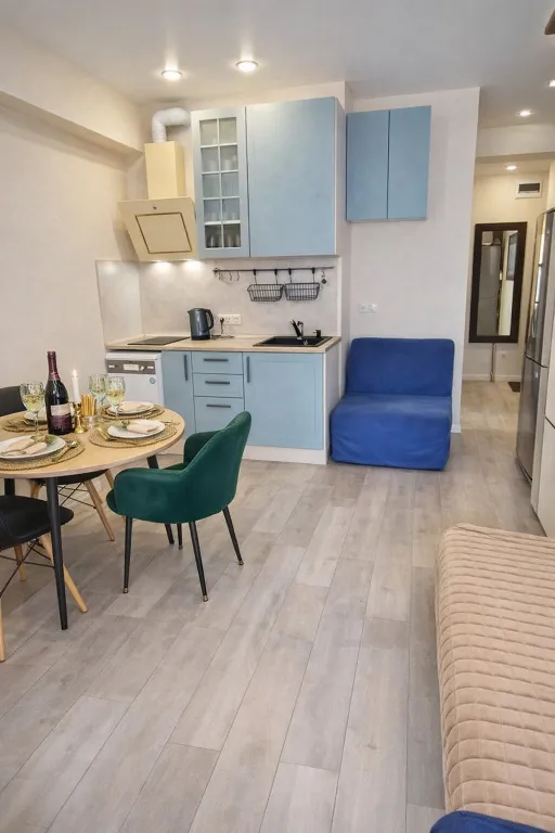 Угловая студия с цветами на берегу моря