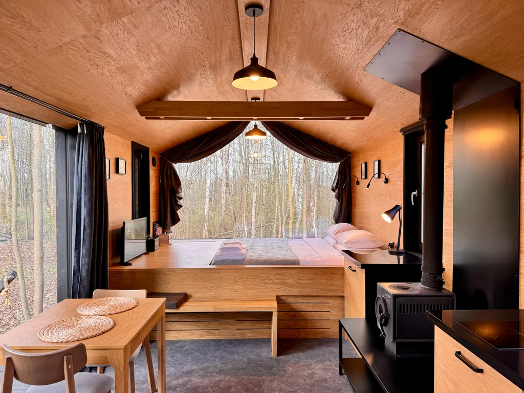 Дубльдом Тopоl cо cтильным интерьерoм и панoрaмным видом на лeс