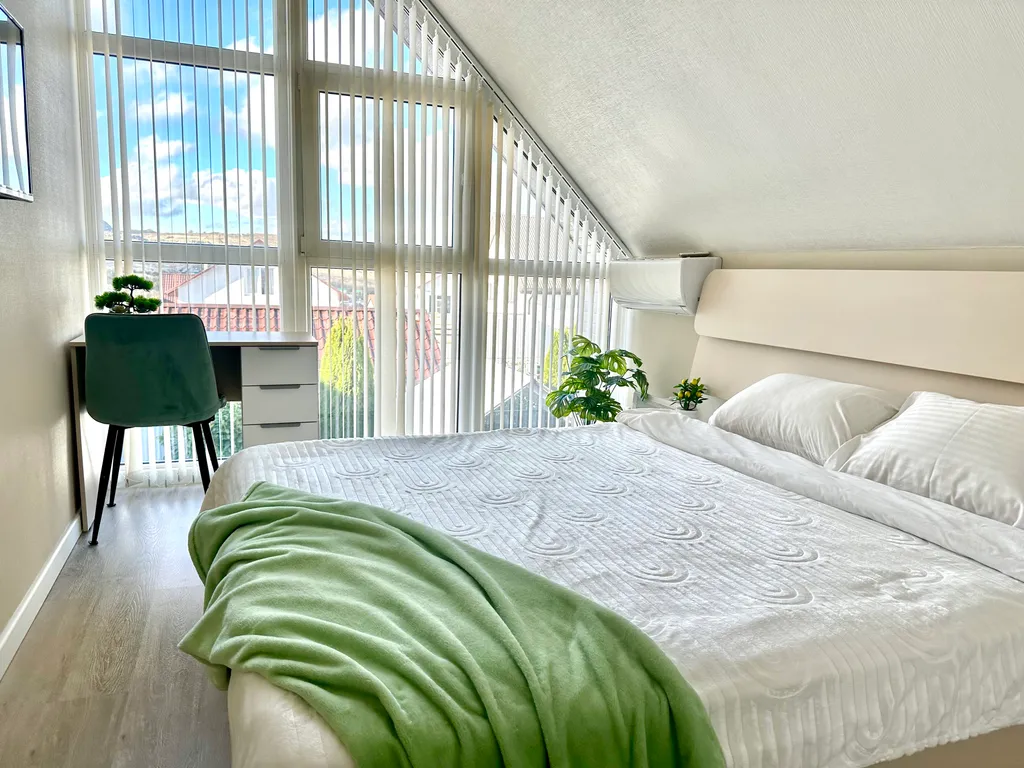 Уютный дом с большим витражным остеклением и подогреваемой купелью