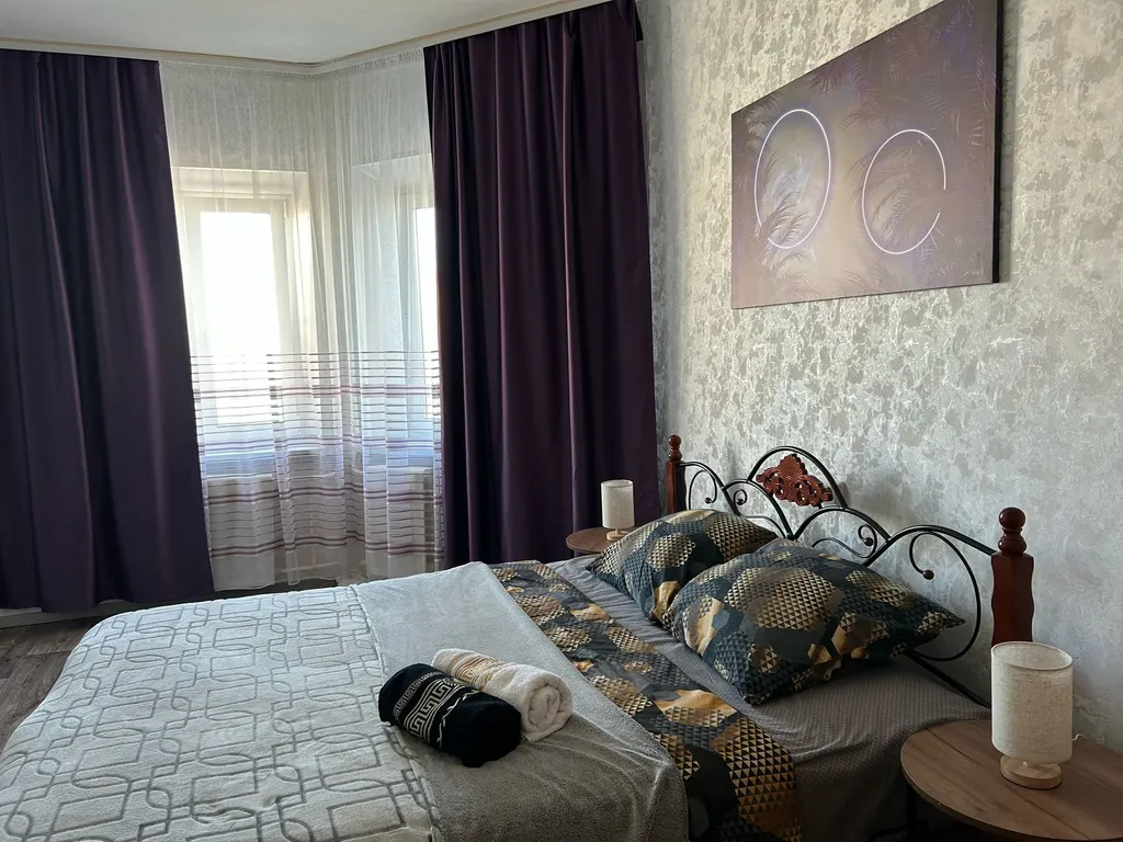 Квартира расположена у РЖД вокзала, до дома -10 -15 минут идти