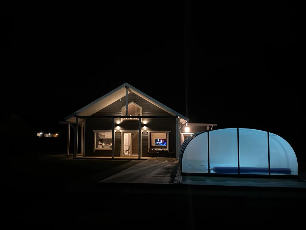 Уютный дом с бассейном на природе