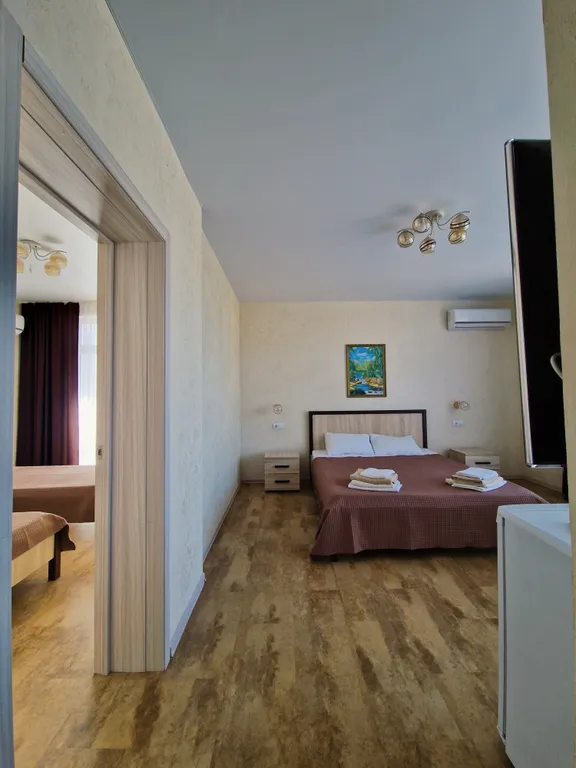 Комфортабельный двухкомнатный  номер с кухонной зоной