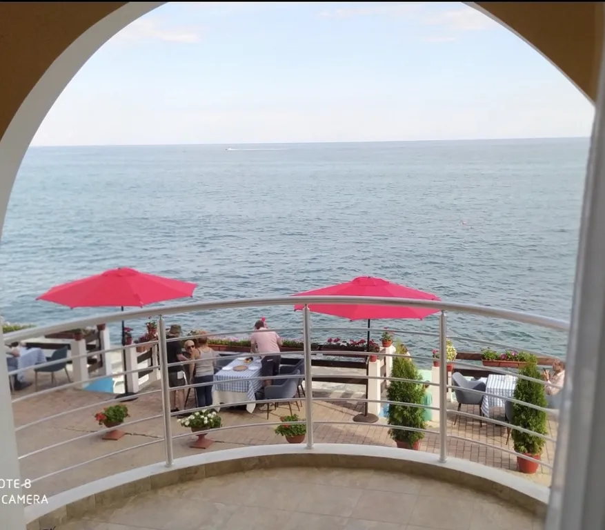 Двухкомнатная квартира у самого моря!(первая линия)