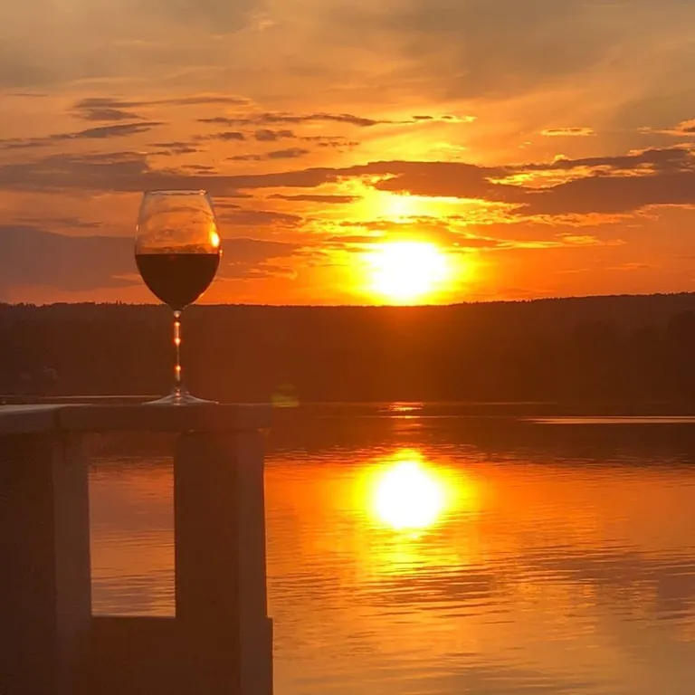 Новый дом в стиле барн Хаус на берегу реки