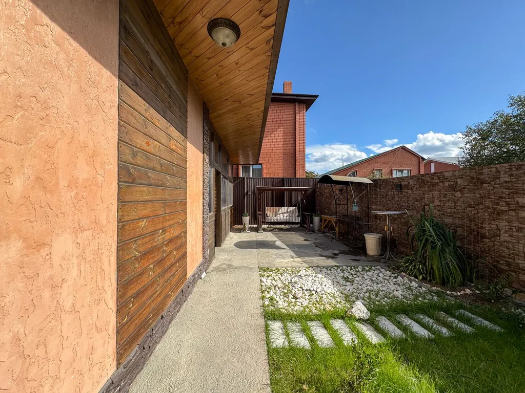 Современный дом с баней и караоке