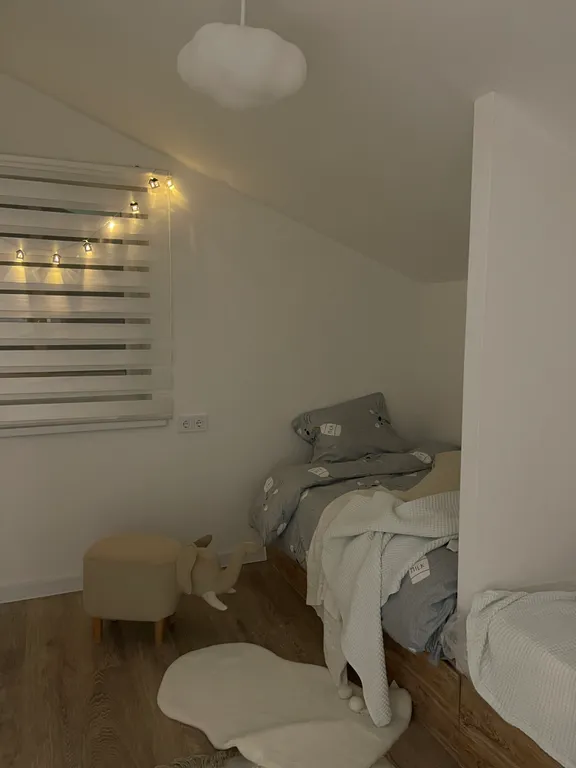 Дом рядом с лесом и прудом