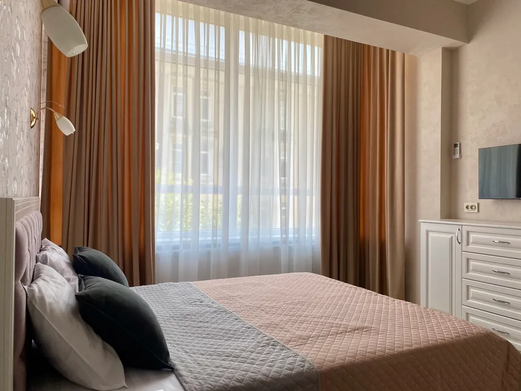 Двухкомнатная квартира с балконом в центре города