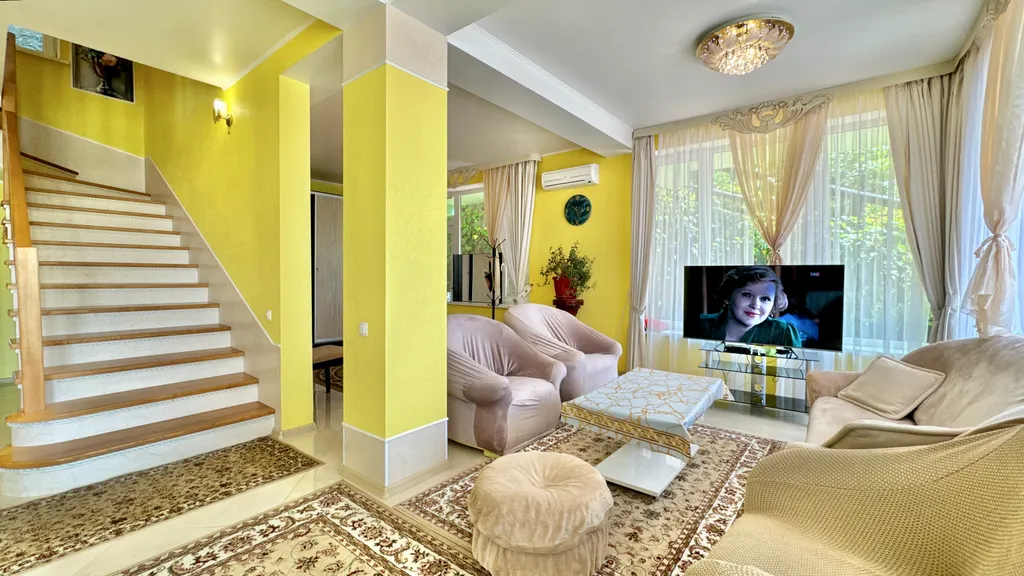 Дом с бассейном в Аутке