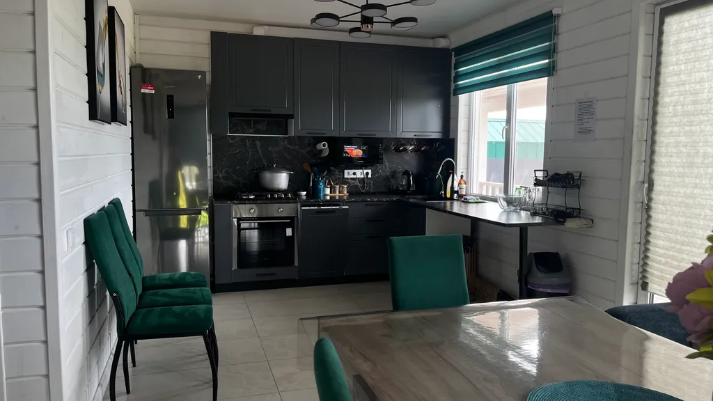 Дом с бассейном и сауной у пруда