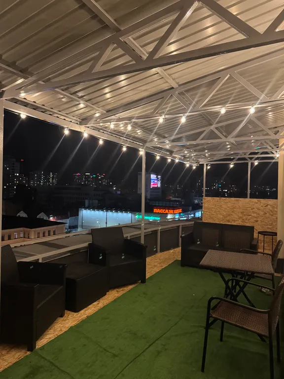 Шикарная студия с выходом на собственную крышу с садовой мебелью