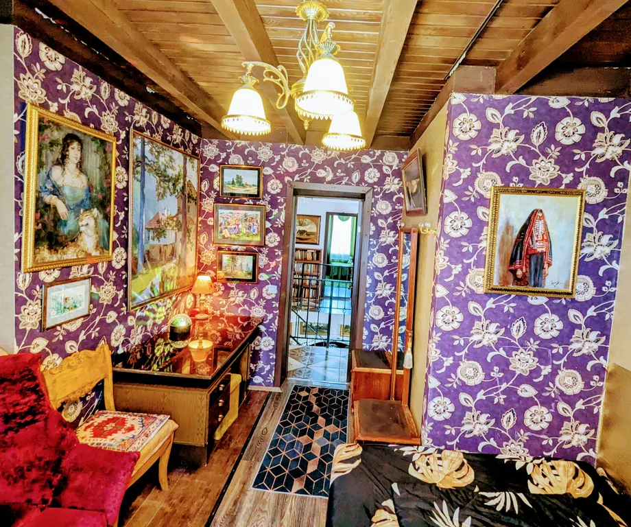 Большой красивый дом с камином в лесу