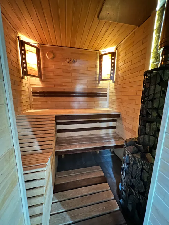 Современный коттедж в 12 км от Минска с плавательным озером, баней