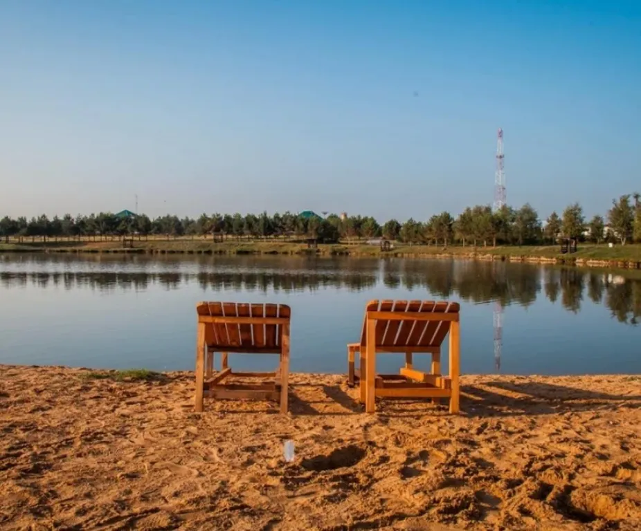Дом у озера с теннисным столом