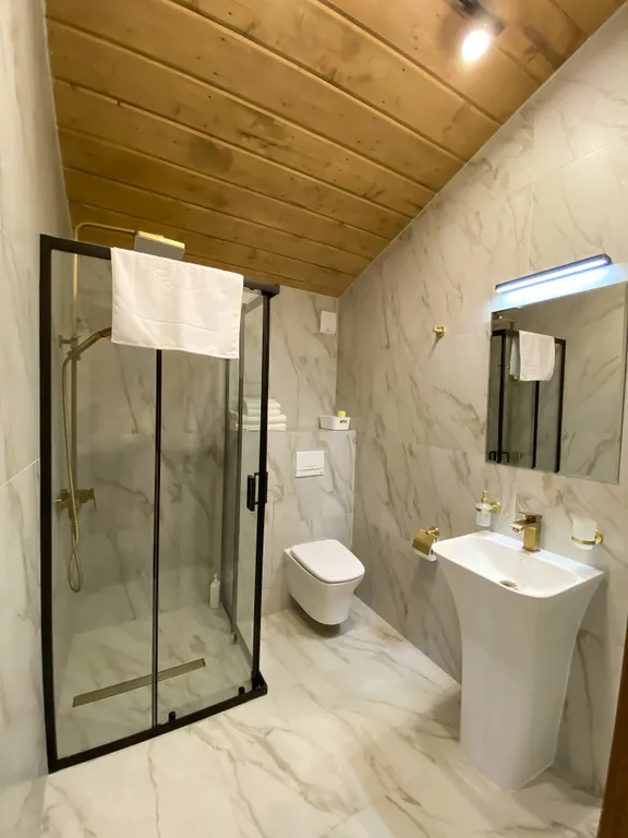 Просторный двухкомнатный коттедж в лесу у пруда