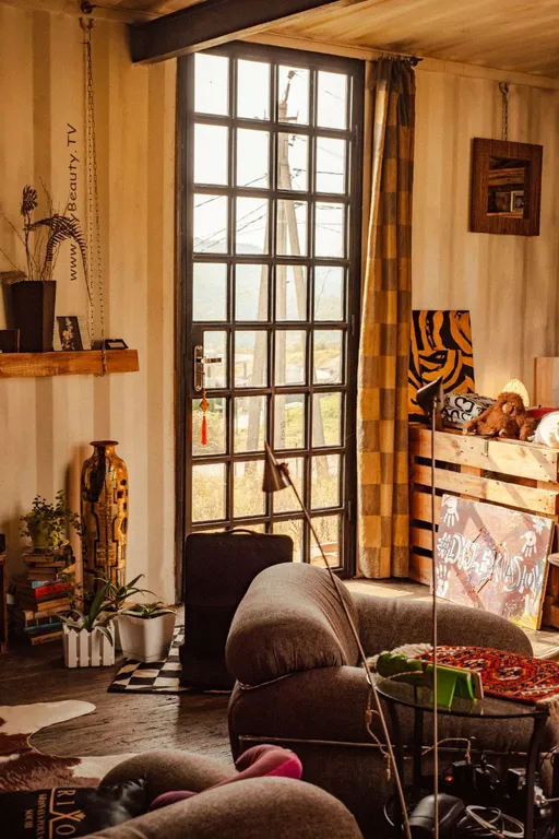 AirBed на веранде творческой дачи из морских контейнеров