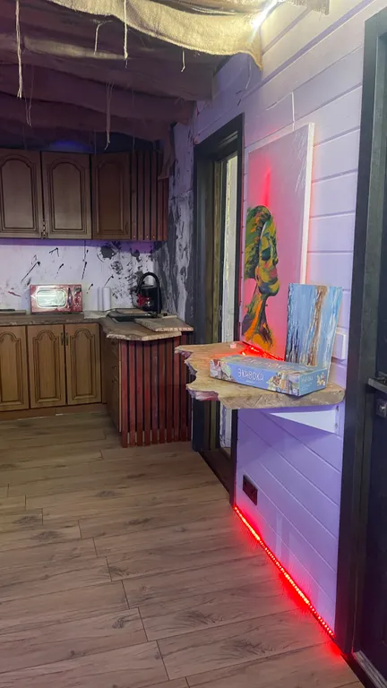 Арт-баня дюпло возле реки в окружении реликтового леса