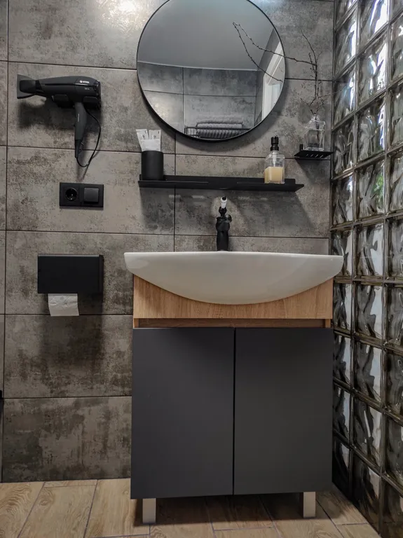 Уютный дом с беседкой у реки в тихом месте