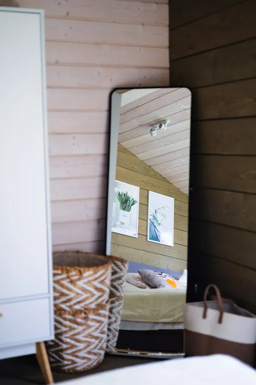 Белый дом на берегу водохранилища