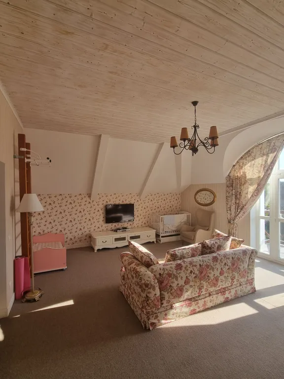 Вилла художника у моря с бассейном