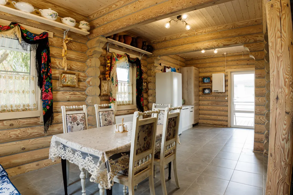 Двухэтажный сруб на берегу озера