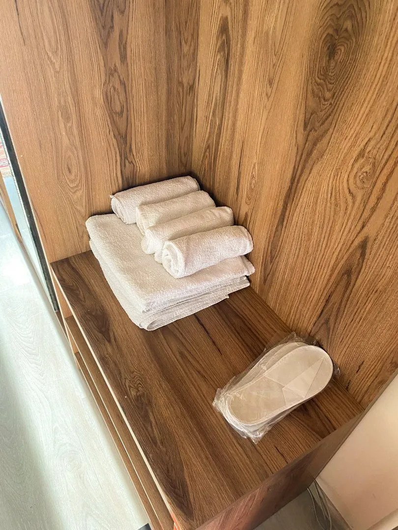 Комплект полотенец и тапочек предлагается каждому гостю в номере