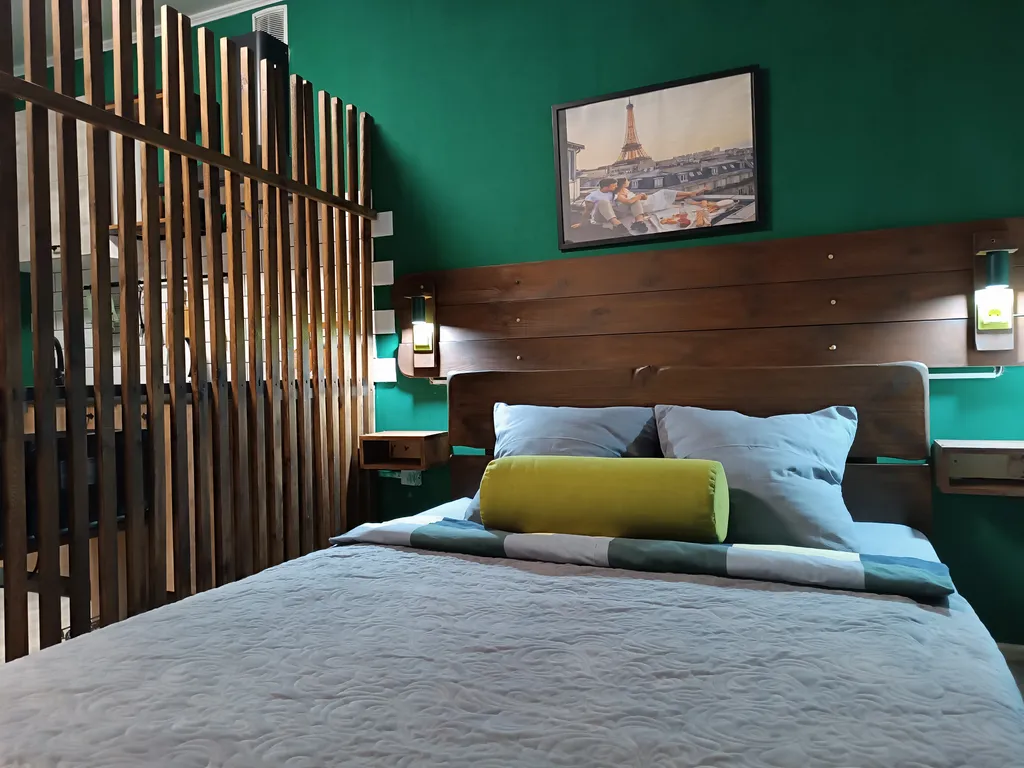 Великолепная студия с интересным дизайном в стиле французского кафе