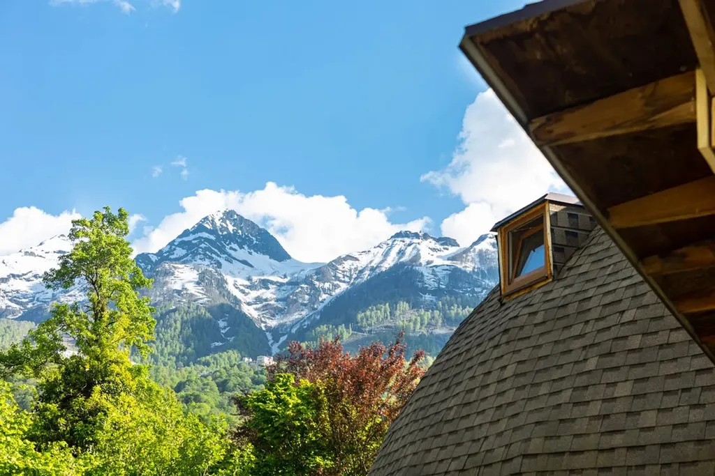 Купольный дом для большой компании с шикарным фруктовым садом