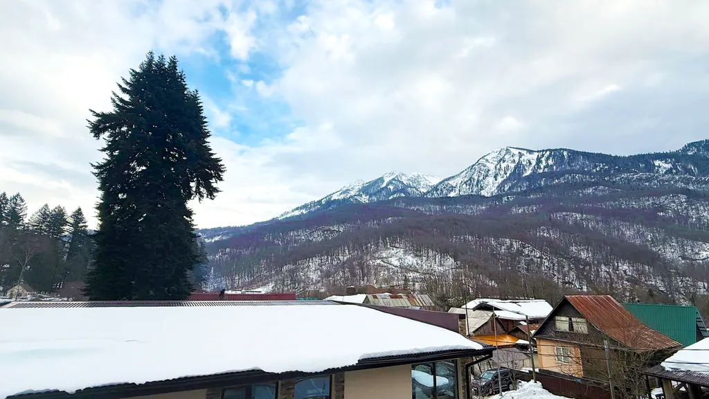 Красивый апартамент с балконом и открытым видом на горы. Центр