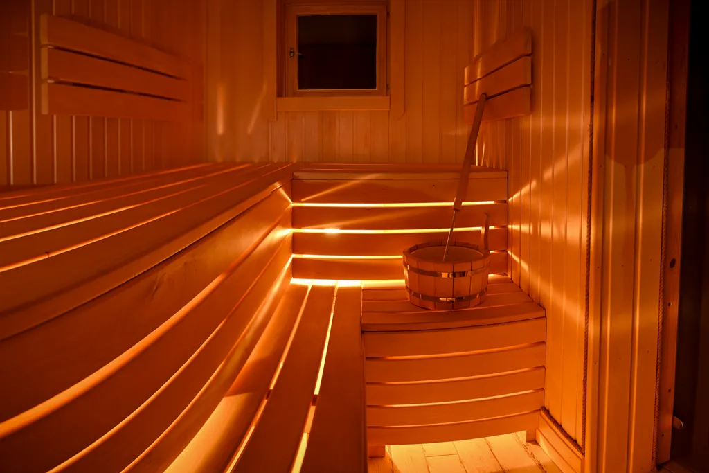 Дом Talotonttu на холме в окружении леса