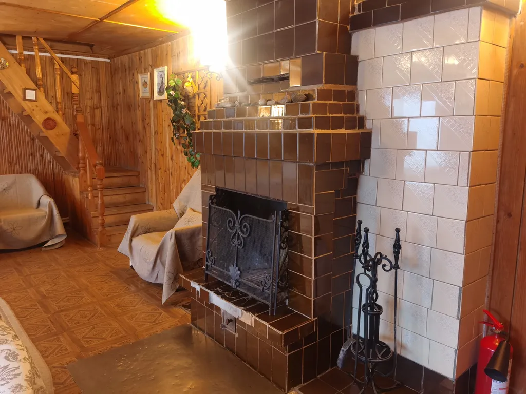 Коттедж Уютный коттедж с камином, баней и детской площадкой с батутом у озера — Завирье