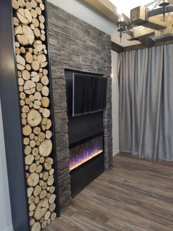 Танхаус камином трёхэтажный, с балконом, 3 комнаты не изолированные.