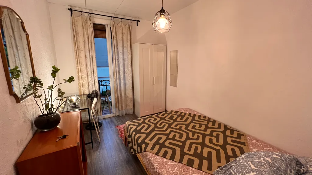 Уютная комната с балконом в центре