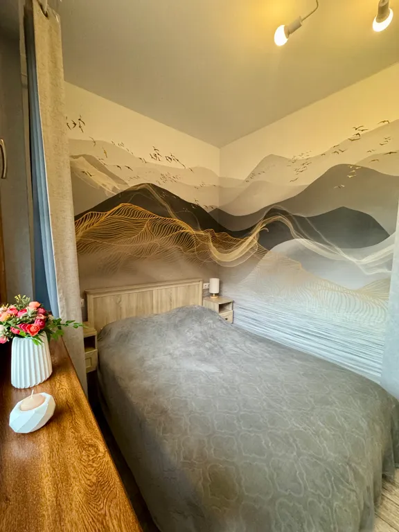 Студия с выделенной спальней и балконом в центре