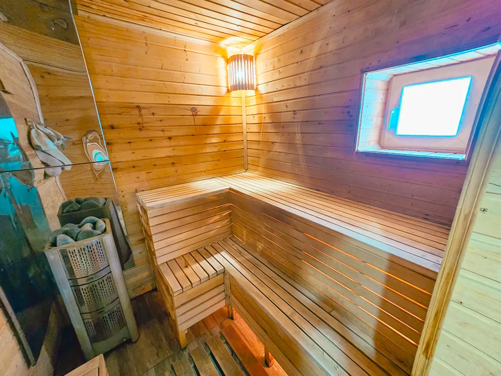 Просторный дом с баней и настольным теннисом в городе