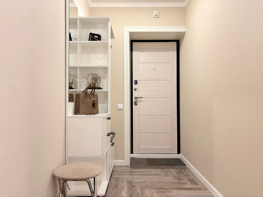 Стильная двухкомнатная квартира на проспекте Кирова со своей парковкой