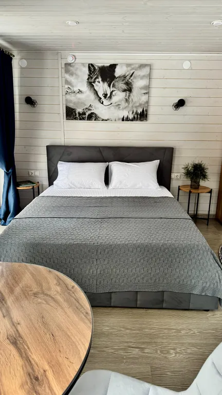 Шале на берегу реки, с беседкой