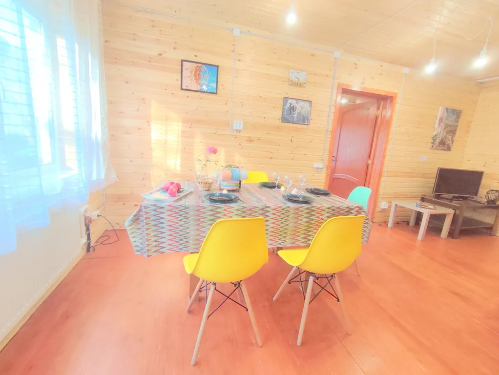 Просторный коттедж у озера с шикарным видом для большой компании