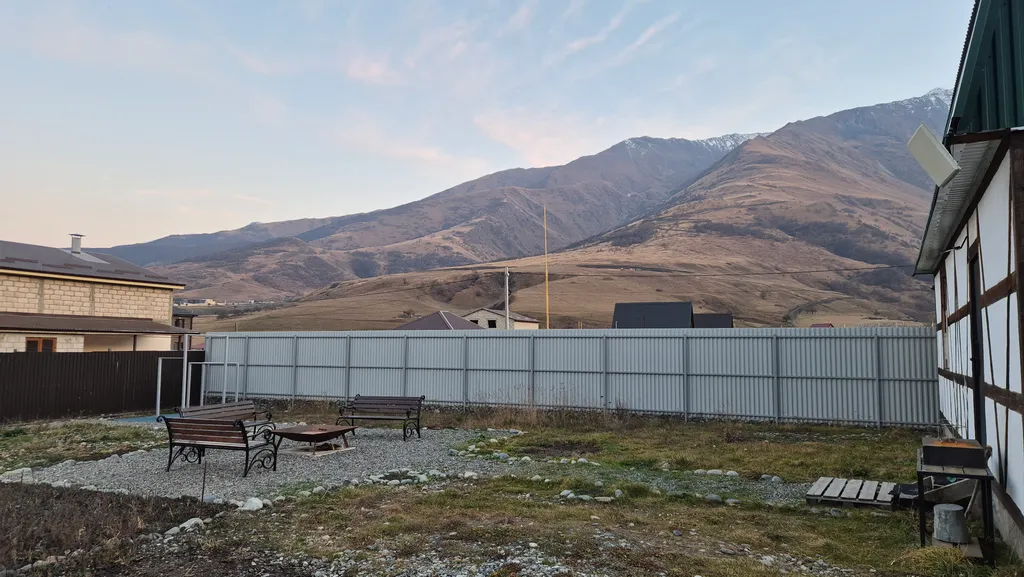 Домик с камином в горах