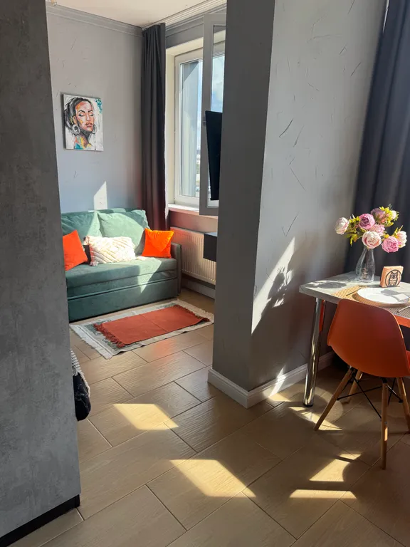 Уникальная студия с видом на стадион, арт-декором и PlayStation