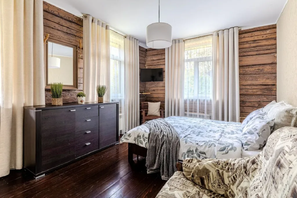 Уютный загородный коттедж у пруда с камином и террасой