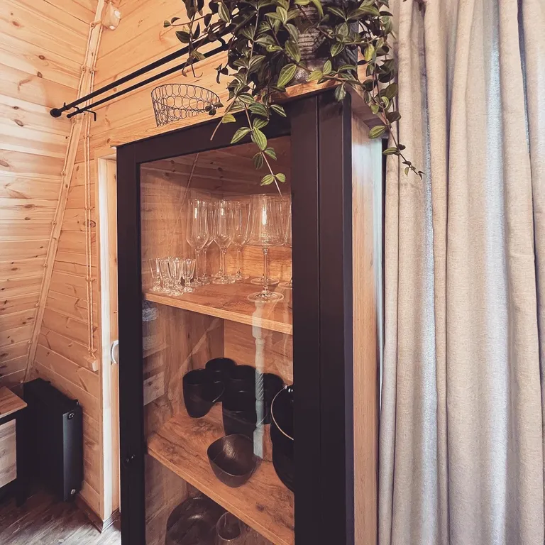 Дом-шале в окружении сосен + зона барбекю с костровой чашей и мангалом