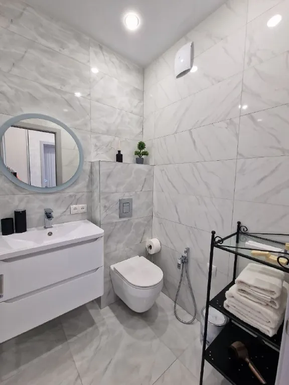 Апартамент с панорамными окнами и очками виртуальной реальности