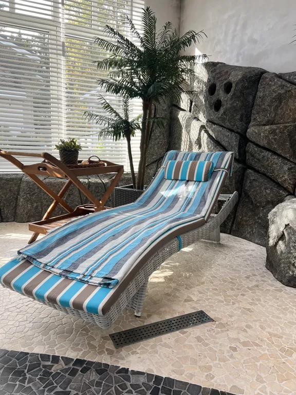 Дом с бассейном и бильярдом