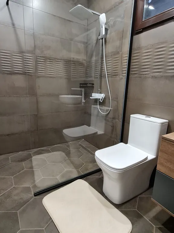 Уютный загородный дом с панорамным окнами