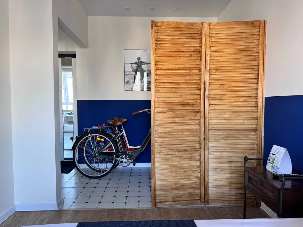 Апартамент в спальном районе с велосипедами