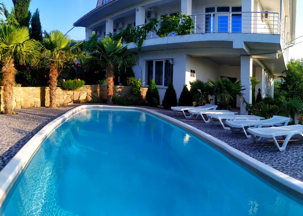 Дом с бассейном в районе Артека и горы Аю-Даг